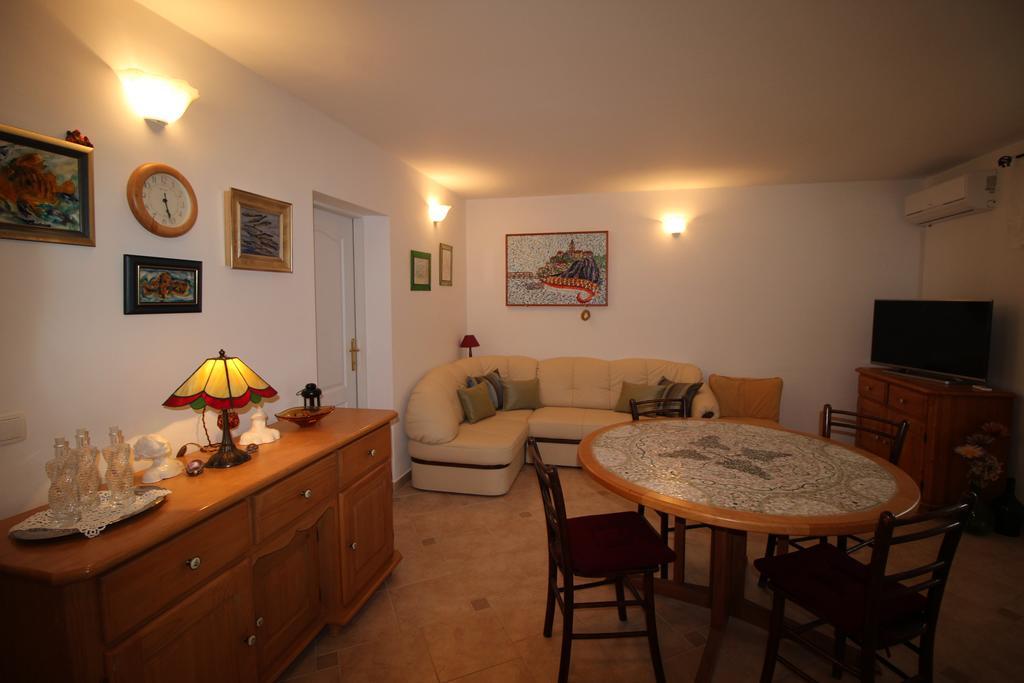 Megi1 Apartman Vrbnik Szoba fotó