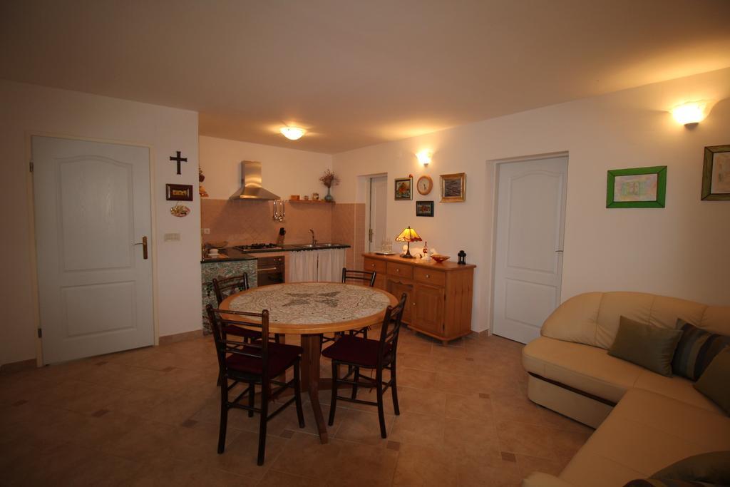 Megi1 Apartman Vrbnik Szoba fotó
