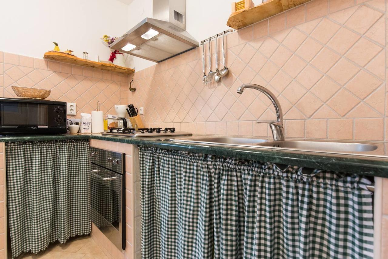 Megi1 Apartman Vrbnik Kültér fotó